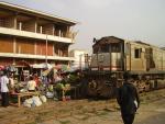 In Kumasi ist angeblich der gr��te Markt Westafrikas - und mittendurch f�hrt die Eisenbahn!
