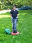 Rainer beim Rasenm�hen
