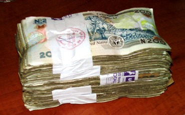 100.000 Naira (ca. 600 Euro) in 200 NGN - Scheinen