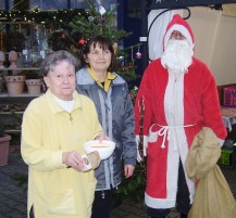 der Nikolaus verteilte kleine Geschenke