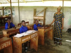 Klassenzimmer der Schule in Iba
